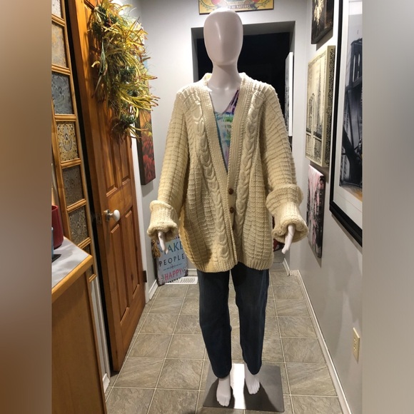 Hand knit Sweaters - Cozy Cream Cable Knit Women's Cardigan Sweater
Hand knit
OS